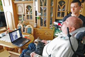 Janusz Świtaj ma sprawną tylko żuchwę. Testuje wynalazki jastrzębskich uczniów.