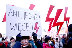 Na demonstracjach upamiętniających śmierć Izy młode Polki przyznają teraz między sobą, że boją się zachodzić w ciążę.