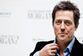 Hugh Grant aktor, którego filmowi bohaterowie często bywają singlami.