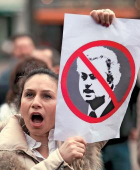 Protesty pracowników ze wschodniej Europy przeciwko projektowi odsyłania do kraju wszystkich tych, którzy pozostają bezrobotni dłużej niż trzy miesiące.