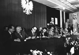 Mieczysław Jagielski (strona rządowa) i  Wałęsa (reprezentujący MKS) podpisują porozumienie w stoczni.