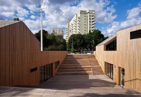 Służewski Dom Kultury w Warszawie (pracownie WWAA + 137Kilo). Powstał wśród wysokiego osiedla mieszkaniowego, ale nawiązuje do historii miejsca – architektury podmiejskiej.