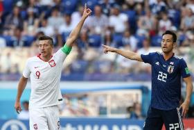 Mecz Polska - Japonia, 28 czerwca 2018 r. Robert Lewandowski i Maya Yoshida.