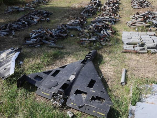 Fragmenty dronów Shahed znalezione w miejscach rosyjskich ataków. Charków, 19 września 2025 r.