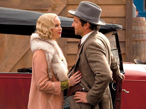 Jennifer Lawrence i Bradley Cooper w scenerii lat 30.