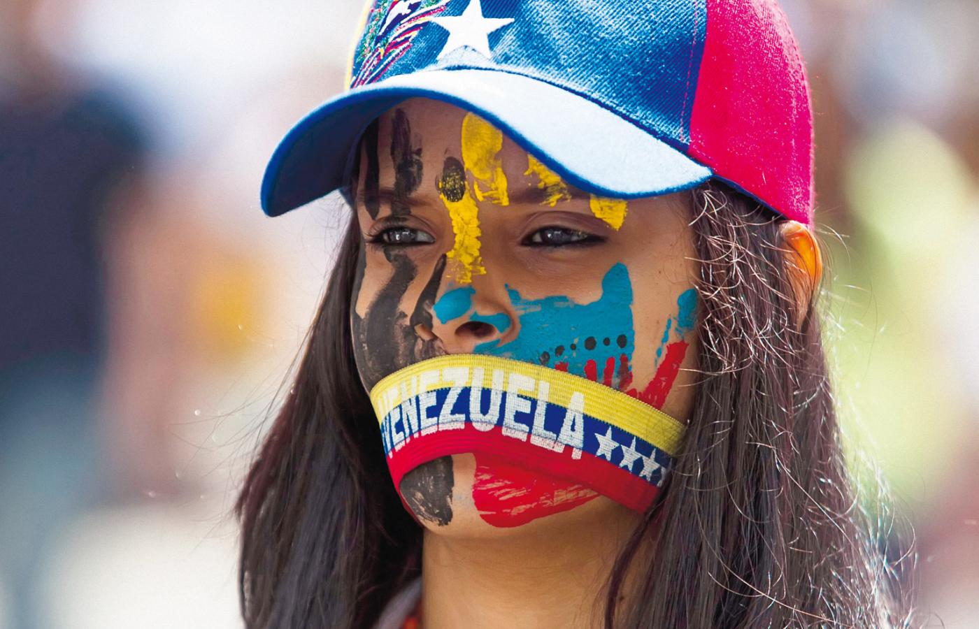 Jedna z kobiet protestujących przeciwko prezydentowi Maduro, 22 lutego 2014 r., Caracas, Wenezuela.