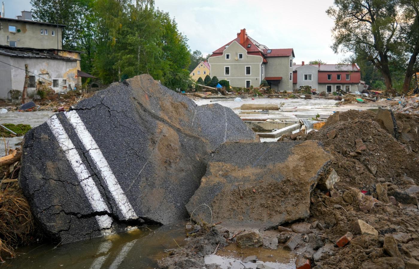 Zniszczone domy i ulica w Stroniu Śląskim