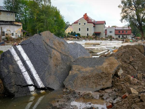 Zniszczone domy i ulica w Stroniu Śląskim