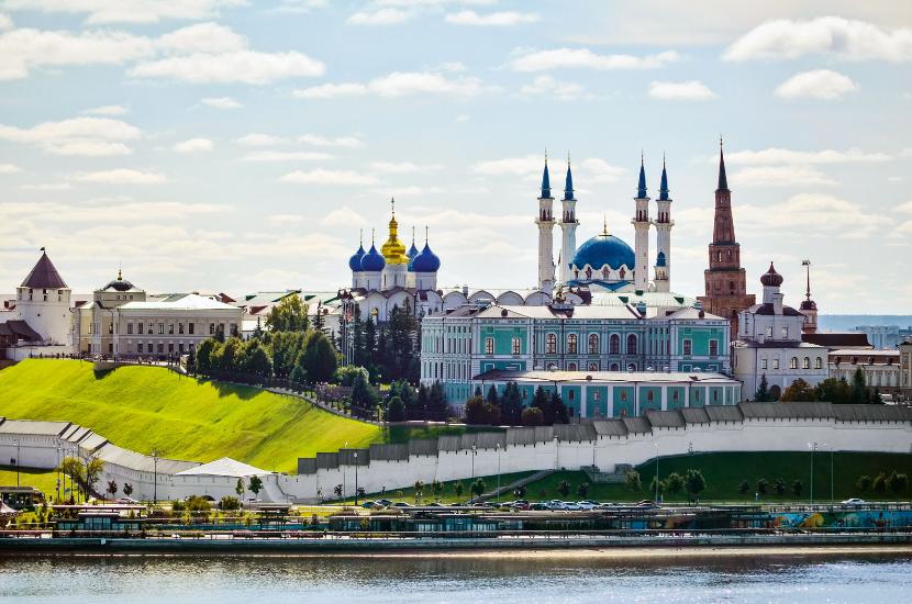 Kazań. Widok znad rzeki Kazanki na Kreml z soborem Zwiastowania i meczetem Kuł Szarif.