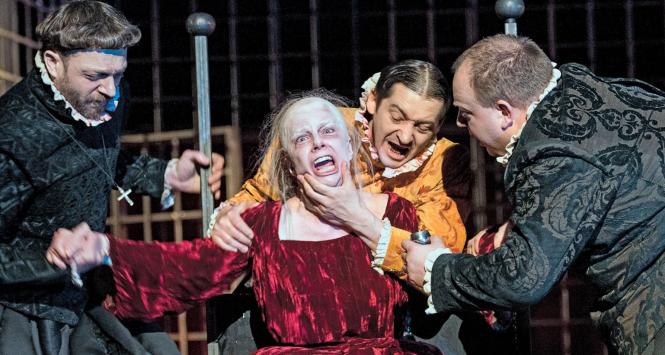 Agata Kulesza jako skazana na śmierć królowa, Teatr Ateneum w Warszawie