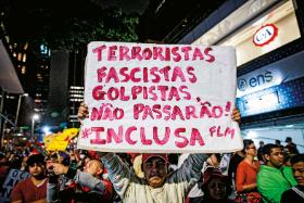 „Terroryści, faszyści, puczyści nie przejdą!” – zwolennicy Luli podczas demonstracji w São Paulo.