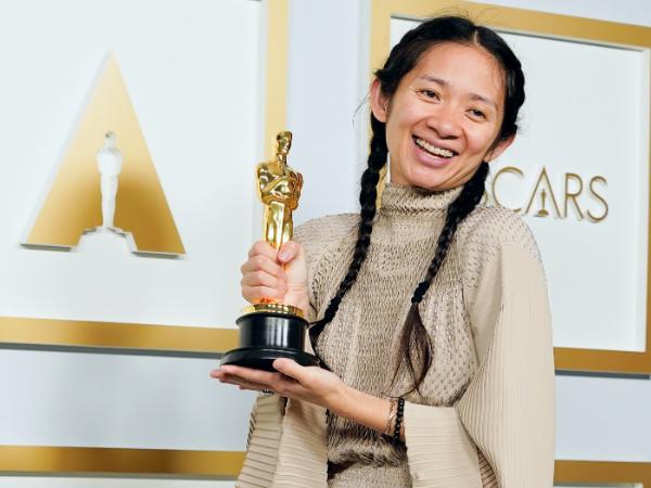 Chloé Zhao ze statuetką Oscara. Los Angeles, 25 kwietnia 2021 r.