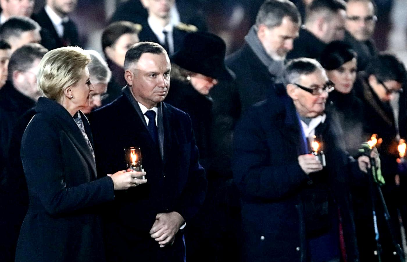 Para prezydencka w towarzystwie Mariana Turskiego postawiła na koniec uroczystości znicz pamięci na terenie obozu Auschwitz-Birkenau.