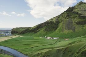 Islandia. Na Islandii trwa turystyczny boom. Niestety odbija się to islandzkiej przyrodzie. Wszystko przez turystów mających w zwyczaju rzucać monety do pięknego błękitnego źródła z gorącą wodą, zwanego Blési. Lekceważą znaki, które zabraniają takich zachowań.