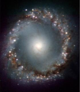Galaktyka aktywna NGC 1097 jest oddalona od nas o 45 mln lat świetlnych. Mimo to VLT zdołał sfotografować jej wewnętrzną strukturę, ukazującą jak wielki jest wpływ masywnej czarnej dziury w centrum na przepływ materii w całym obiekcie.