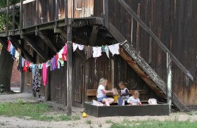 Drewniane komórki stopniowo niszczeją, część już rozebrano. Od XIX wieku korzystali z nich mieszkańcy osiedla robotniczego. Niektóre komórki zostały wyremontowane i nadal są ważnym elementem żyrardowskiego pejzażu.