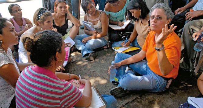 Dora Maria Tellez z protestującymi podczas strajku głodowego w Managui.