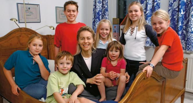 Dwóch chłopców i pięć dziewczynek. Ursula von der Leyen z dziećmi w 2003 r.