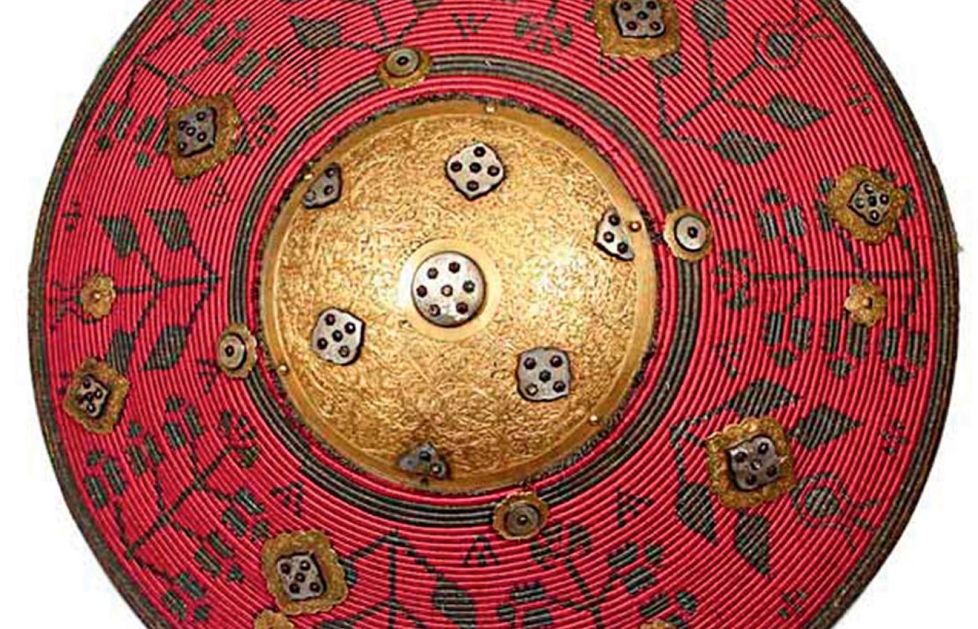 Kałkan, tarcza używana przez polską kawalerię w XVII i XVIII w. Wzorowana na perskich, z witek figowca krytych jedwabiem.