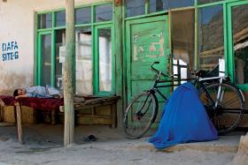 Teoretycznie Afganki mogą chodzić, w czym chcą, żadna jednak nie rezygnuje z hidżabu, burki noszą te najbardziej tradycyjne.