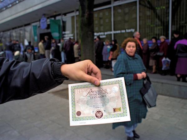Warszawa 1995 r., kolejka do oddziału banku PKO BP po powszechne świadectwo udziałowe