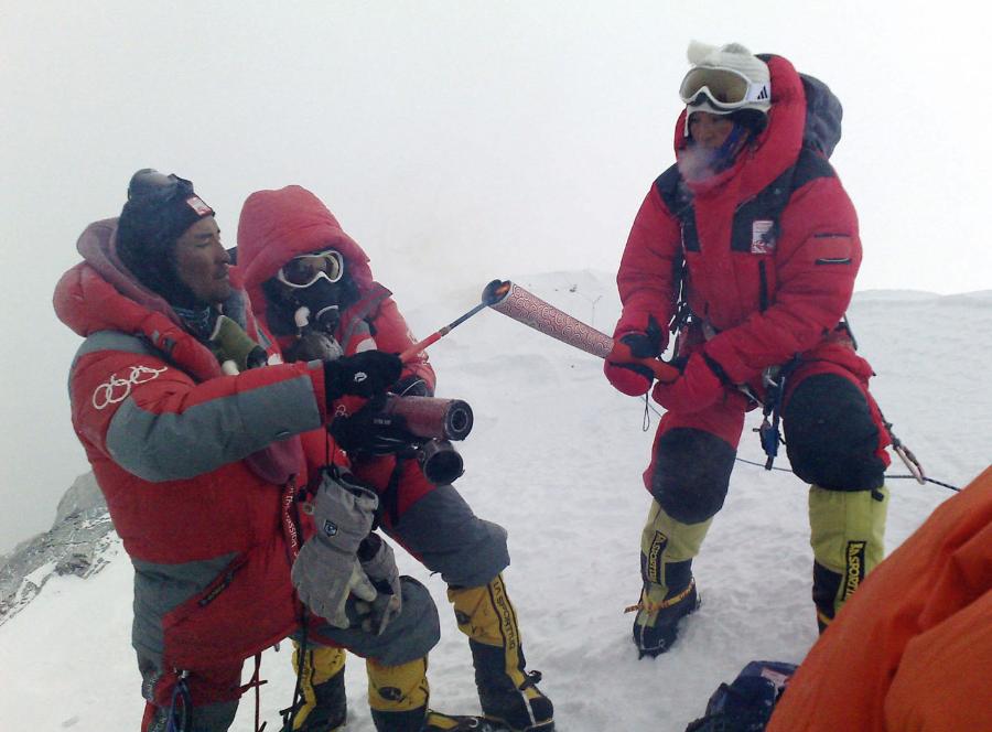 8 maja 2008 r. – tybetański himalaista Norbu Zhamdu zapala znicz olimpijski na czubku Everestu.