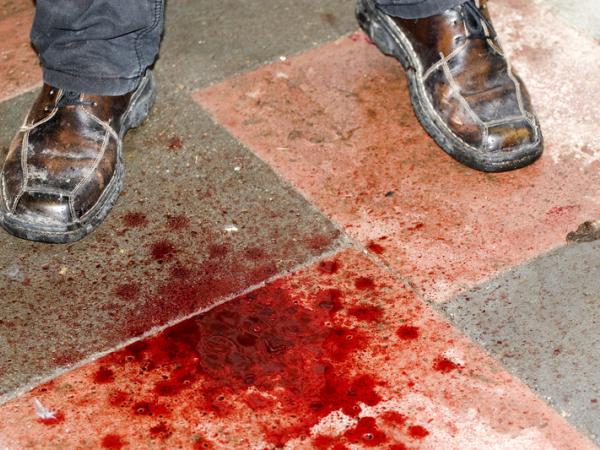 Każdy w Ostrowcu Świętokrzyskim wie, że 19-letni student Michał Weresiak skończył na granitowych schodach między sklepem Big Star a kościołem, pozostawiając po sobie na kilka dni jedynie niewielką brunatno-czerwoną plamę na trotuarze.