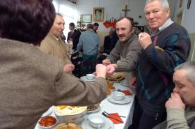 Wigilia dla bezdomnych w schronisku Brata Alberta. Słupsk, 2009 r. To czas obdarowywania i mobilizacji do dobrych uczynków, urzeczywistniania tego, co symbolizuje dodatkowe nakrycie przy wieczerzy.