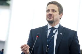 Rafał Trzaskowski. Rocznik 1972. Z wykształcenia politolog, ekspert spraw europejskich. Były eurodeputowany (swój mandat zawdzięcza m.in. niezwykłej aktywności w mediach społecznościowych). Minister administracji i cyfryzacji w rządzie Donalda Tuska, a także sekretarz stanu w MSZ, odpowiedzialny za sprawy europejskie w rządzie Ewy Kopacz – to on przygotowywał premier do udziału w szczytach europejskich. Od niedawna poseł Platformy Obywatelskiej. Jest synem pianisty, kompozytora i krytyka muzycznego Andrzeja Trzaskowskiego. Poliglota – zna pięć języków: angielski, francuski, hiszpański, rosyjski i włoski. Ma bardzo dobre opinie w PO. Mówiło się, że może być nowym szefem Platformy, ale nie zdecydował się na start w wyborach wewnętrznych w partii. Był szefem sztabu prezydent Warszawy Hanny Gronkiewicz-Waltz w zwycięskich dla niej wyborach samorządowych w 2010 r. W ostatnich wyborach parlamentarnych stał na czele sztabu wyborczego PO.Wybrane wypowiedzi:• „Każdy rząd wykazuje się czasem pewną pychą i arogancją, ale wy pobijacie rekord Guinnessa”• „W jaki sposób chcecie rządzić Polską? Stygmatyzując przeciwników politycznych, dzieląc Polaków na kasty i na sorty? To jest wasz pomysł na to, żeby przeprowadzać tę »dobrą zmianę«?”• „Nie jesteśmy sytymi, zadowolonymi z siebie kotami” • „Ja rozumiem, że dla pana prezesa nie ma rzeczy świętych. Kiedyś się porwał nawet na Księżyc. I chciałem powiedzieć, że w tej roli był najbardziej sympatyczny do tej pory”• „Jedzenie na koszt podatnika, przekleństwa – to naruszenie dobrego obyczaju, ale nie przestępstwo, i należałoby się zastanowić, czy to rzeczywiście powód do dymisji? Ja też opowiadam czasem niemądre dowcipy” (o aferze taśmowej)