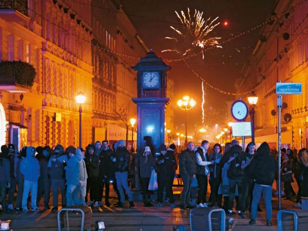 Miejskie nastolatki na czas wolnego w ponure dni chcąc nie chcąc, zamieniają się w galerian.