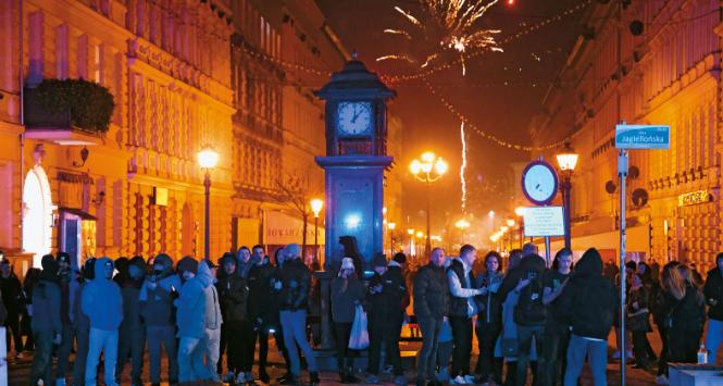 Miejskie nastolatki na czas wolnego w ponure dni chcąc nie chcąc, zamieniają się w galerian.