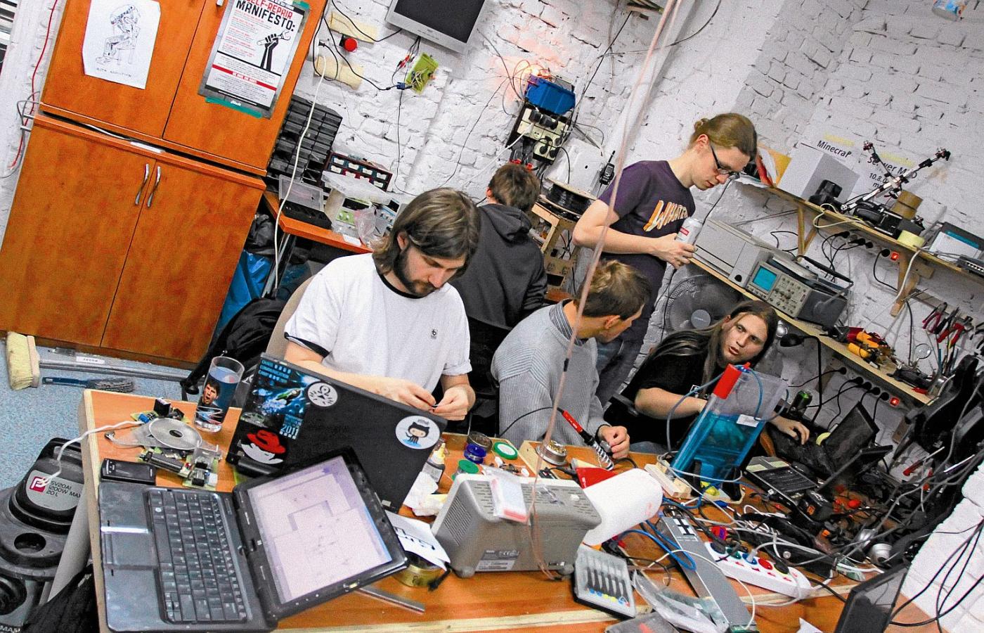 Hackerspace Warszawa - tu, w piwnicy Instytutu Tele- i Radiotechnicznego hakerzy spotykają się regularnie.