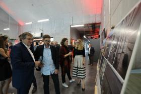 Ekipa projektująca biurowiec Bałtyk (laureaci nagrody internautów) ogląda zdjęcia laureatów Grand Prix.