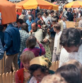 Z figurą Marszałka na tzw. Cepeliadzie (targach sztuki ludowej) na placu Defilad przed Pałacem Kultury i Nauki. Warszawa, 24–25 maja 1986 r.