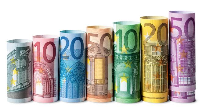 Banknoty euro. W odróżnieniu od monet mają identyczny wygląd. Monety mają wspólny rewers (nominał), awersem jest strona narodowa z motywem z danego kraju.