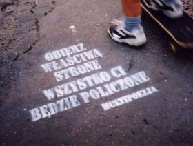 ”Multipoezja” to wszechstronna akcja krakowskiego poety Michała Zabłockiego, który umieszcza swoje wiersze na murach i chodnikach. W ramach akcji tworzy się też kolektywne wiersze na forum internetowym.
