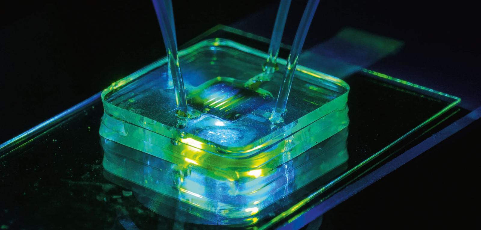 Lab-on-a-chip, zminiaturyzowane laboratorium pozwalające m.in. na tworzenie prymitywnych sztucznych komórek.