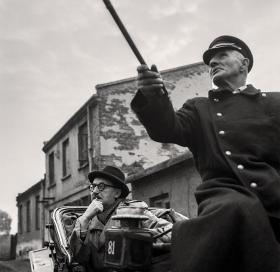 Stefan Wiechecki „Wiech” podczas przejażdżki po Warszawie w trzydziestolecie swojej twórczości. Zdjęcie wykonano na Targówku w 1960 roku.