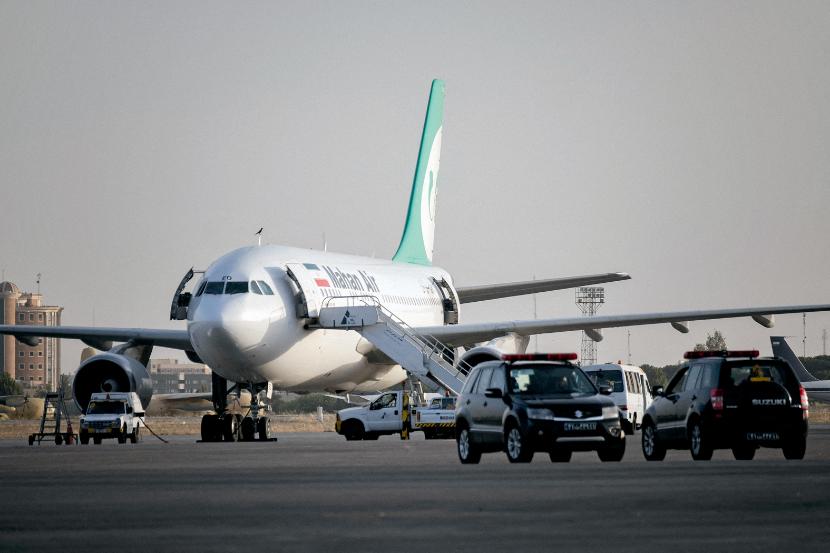 Międzynarodowe lotnisko Teheran-Mehrabad. Prywatne linie Mahan Air, założone przez byłego dowódcę Korpusu Strażników Rewolucji, to idealny przewoźnik trefnych ładunków.
