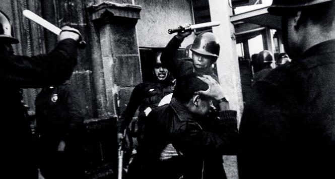 Policjanci bijący pałkami studentów protestujących na placu Tlatelolco, Mexico City, 2 października 1968 r.
