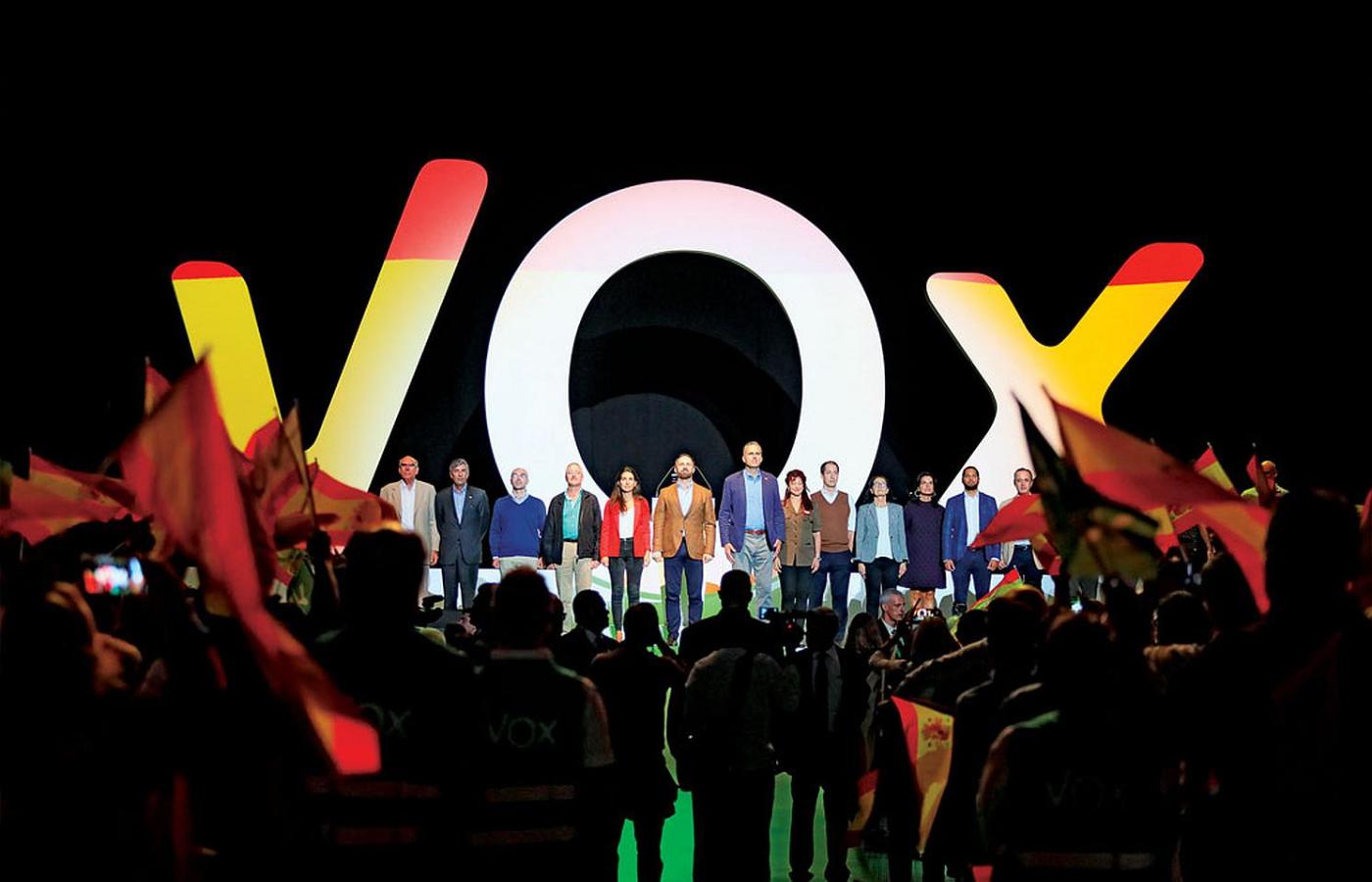 Działacze skrajnie prawicowego ugrupowania Vox, czyli Głos, na kongresie w popularnej madryckiej hali sportowej Vistalegre.