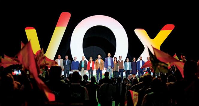 Działacze skrajnie prawicowego ugrupowania Vox, czyli Głos, na kongresie w popularnej madryckiej hali sportowej Vistalegre.