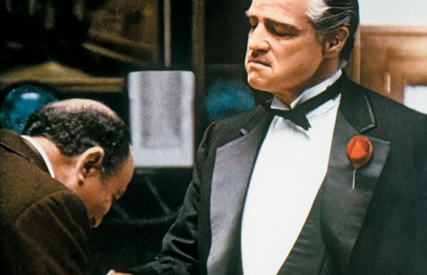 Przykładem struktury działającej dzięki silnemu kapitałowi społecznemu jest także mafia. Na fot.: kadr z filmu „Ojciec chrzestny” (1972 r.).