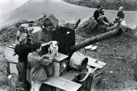Zabawa w „Czterech pancernych i psa” na warszawskim podwórku, 1968 r.