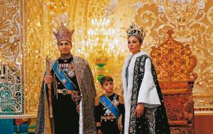 Szach Iranu Mohammad Reza Chan Pahlawi z trzecią żoną Farah i synem Rezą w ceremonialnych strojach.