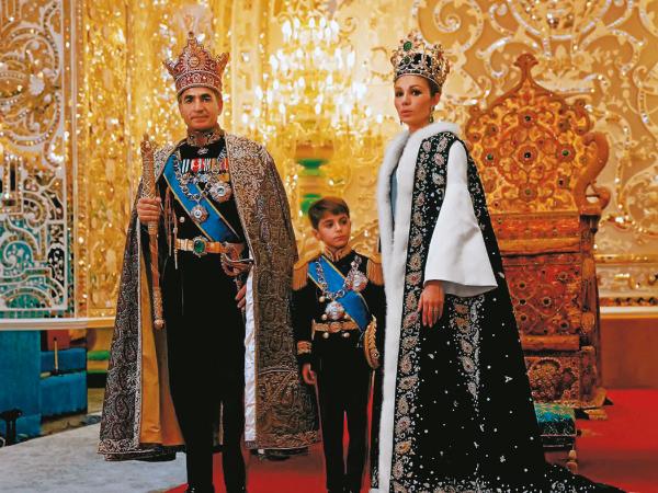 Szach Iranu Mohammad Reza Chan Pahlawi z trzecią żoną Farah i synem Rezą w ceremonialnych strojach.