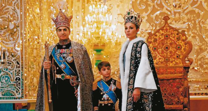 Szach Iranu Mohammad Reza Chan Pahlawi z trzecią żoną Farah i synem Rezą w ceremonialnych strojach.