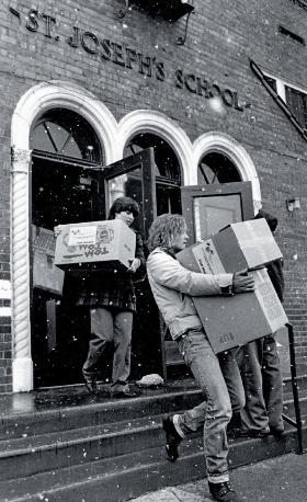 Kościół, szkoła i parafia św. Józefa w Denver (Kolorado, USA) – paczki z pomocą dla rodaków w PRL po ogłoszeniu stanu wojennego, luty 1982 r.