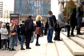 Komunikacja międzyludzka we współczesnej cywilizacji jest fatalna, wbrew pozorowi, że jesteśmy skomunikowani jak nigdy dotychczas w historii ludzkości.