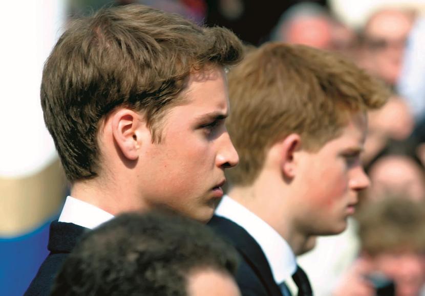 Tak było. 2002 r. Pogrzeb monarchii już się zaczął – twierdzą zwolennicy republiki. Na zdjęciu William i Harry oddają cześć zmarłej prababce (Królowej Matce).